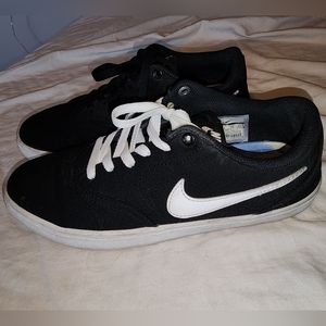 Unisex black Nike SB shoes